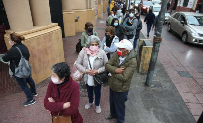 Inédito plan busca erradicar las filas y evitar calvario de adultos mayores