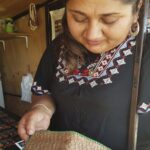 Pescadora de Los Vilos realiza innovadora artesanía y joyas con cuero de pescado