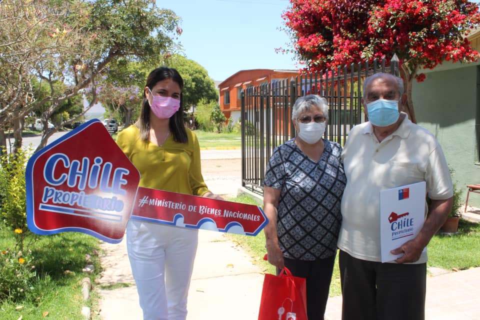 Familias ovallinas recibieron en sus casas sus Títulos de Dominio