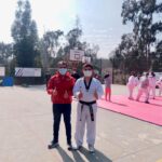Taekwondo entrega cinturones blancos a niños y niñas iniciantes, quienes sellan su compromiso con la disciplina