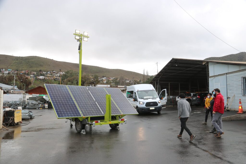 Salamanquino crea innovador equipo de iluminación portátil que funciona con luz solar