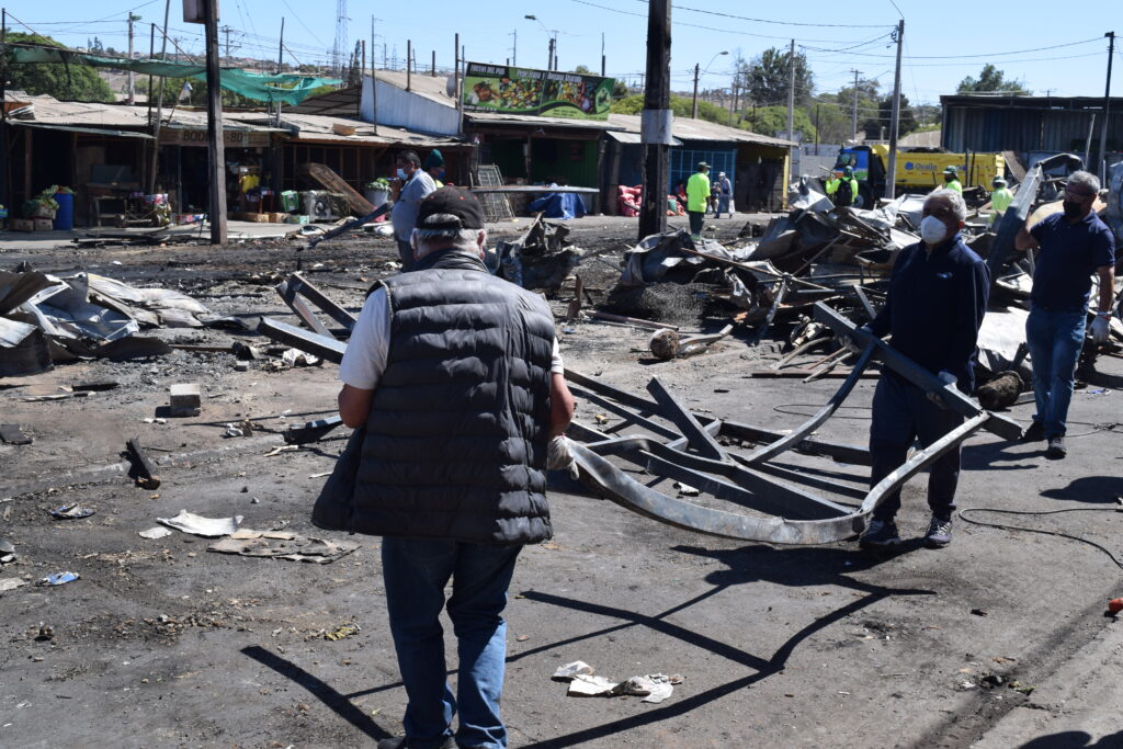 Comprometen ayuda para los locatarios de la Feria Modelo afectados por el incendio