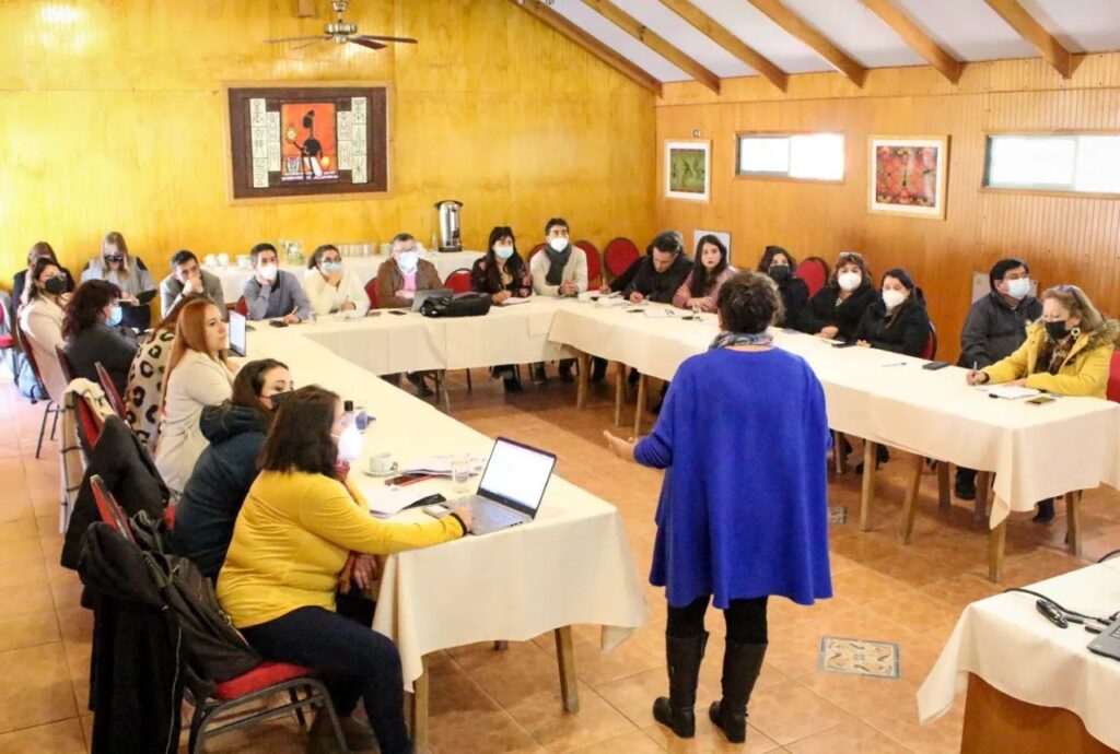 Intercambian experiencias para prevenir el abandono de personas jóvenes y adultas del sistema escolar