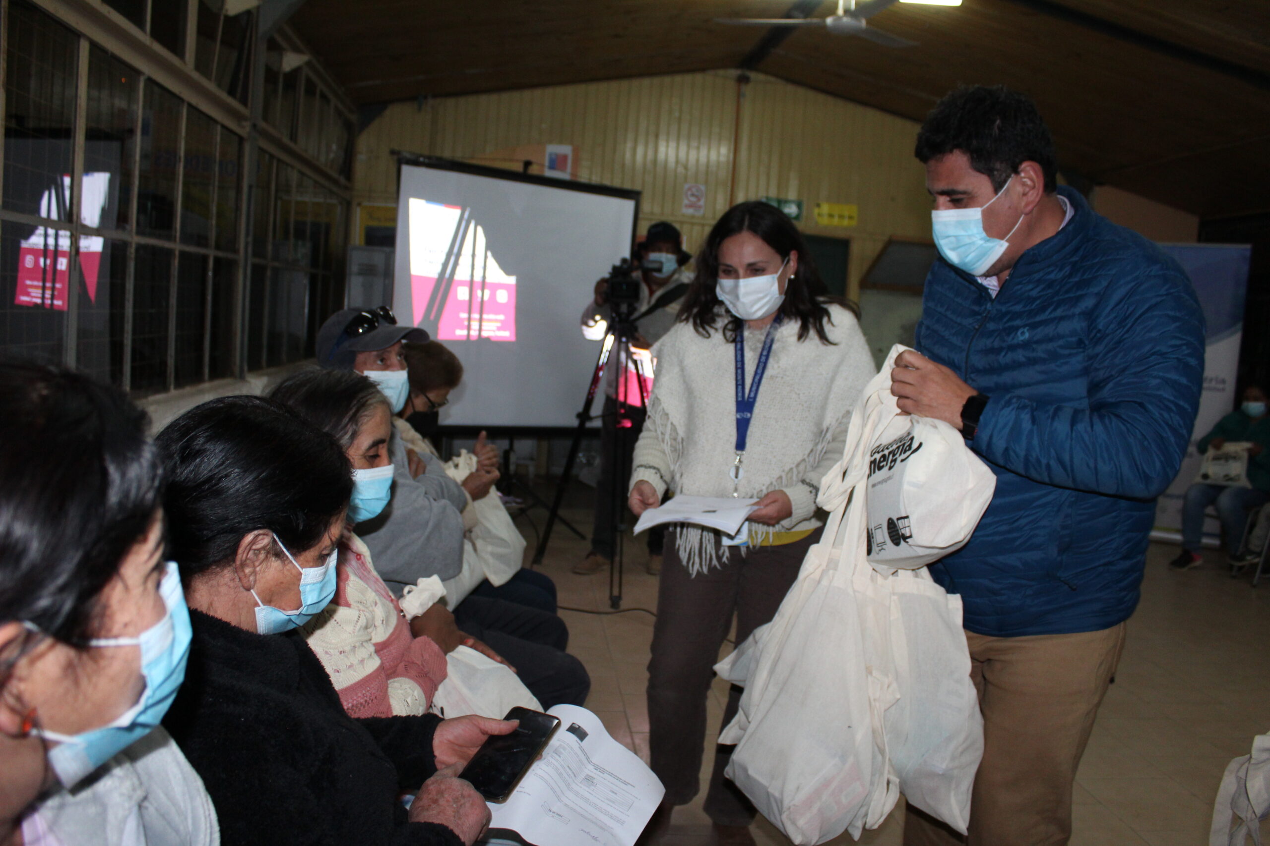 Familias de Tulahuén se benefician con kits para lograr eficiencia energética en sus casas