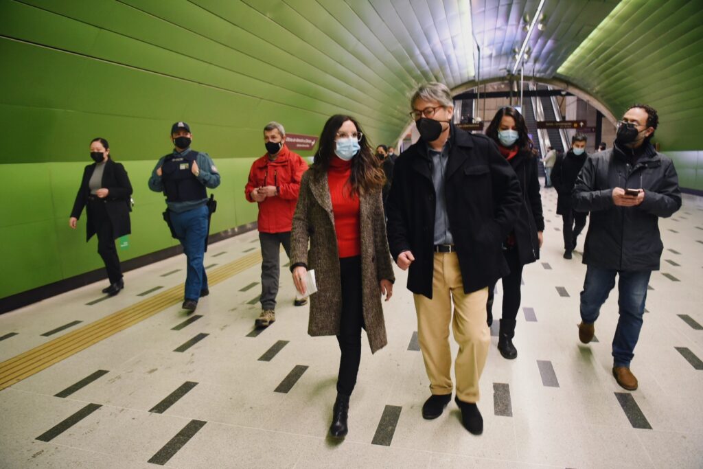 Chile Vota Informado: pantallas del Metro de Santiago exhibirán el texto completo de la propuesta de nueva Constitución