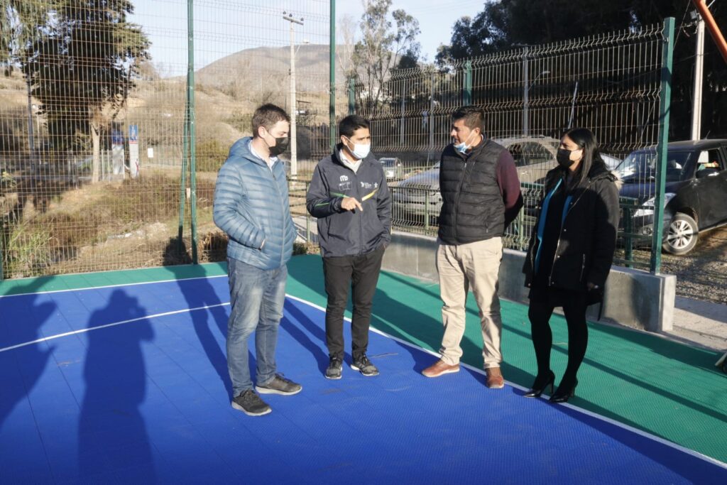 Alcaldesa de Río Hurtado se reúne con autoridades para buscar financiamiento a infraestructura deportiva
