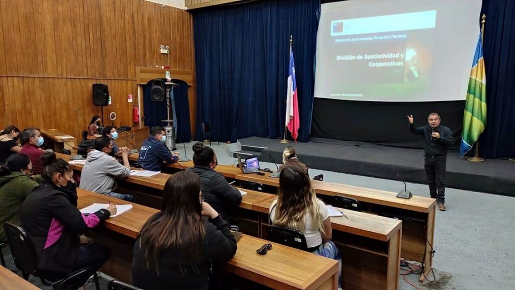 Comerciantes ambulantes de La Serena se capacitan y conocen herramientas de formalización y apoyo económico