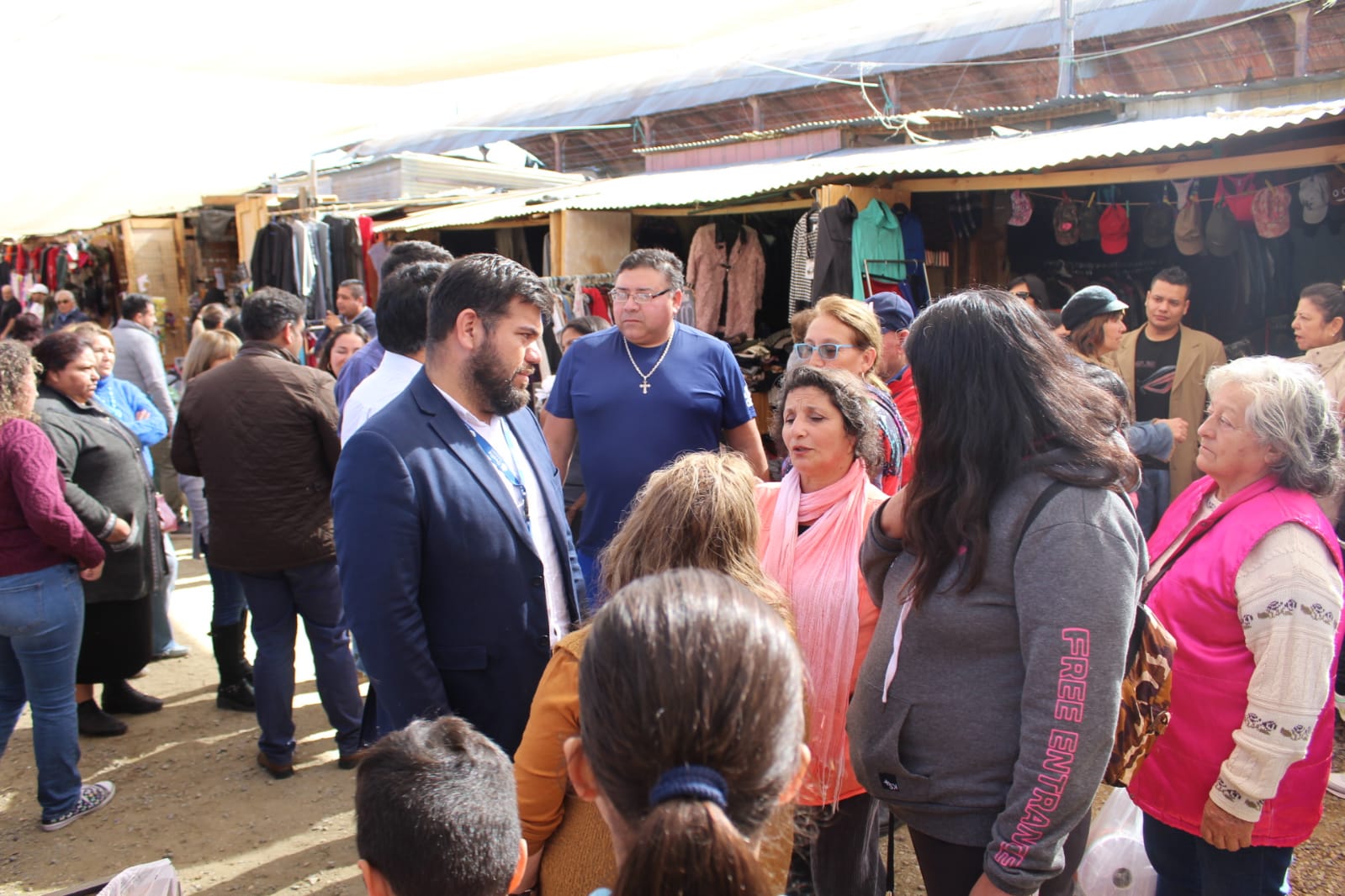 Levantan proyecto para dotar de techado al sector de la ropa americana en la Feria Modelo