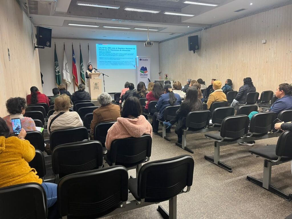 Capacitan a mujeres en diversas temáticas sociales y de salud en Ovalle